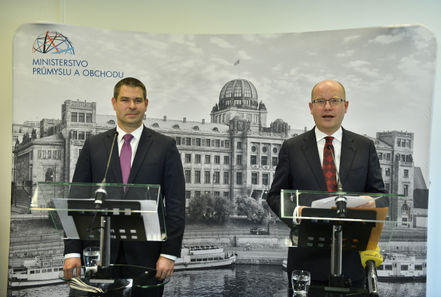 Ministr průmyslu a obchodu Jiří Havlíček (vlevo), premiér Bohuslav Sobotka (vpravo).
