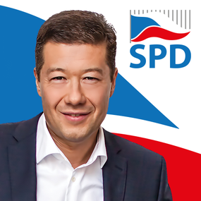Tomio Okamura s logem jeho strany.