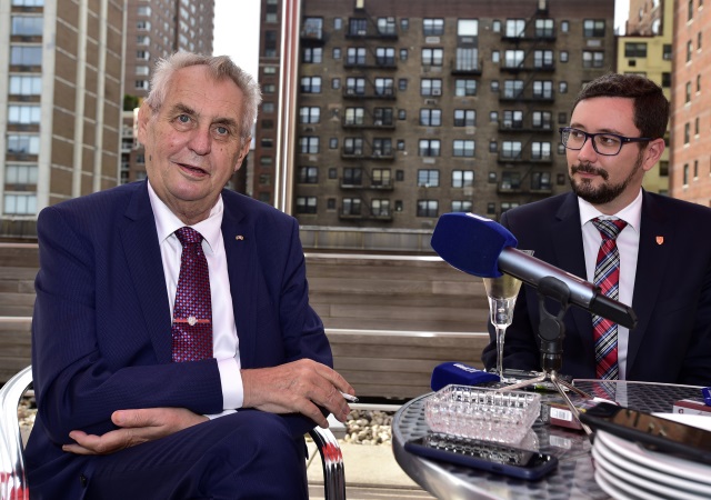 Miloš Zeman se svým mluvčím Jiřím Ovčáčkem. 