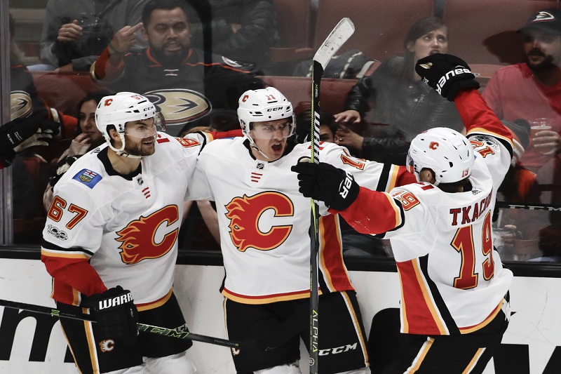 Hráči Calgary se radují z gólu Michaela Frolíka.