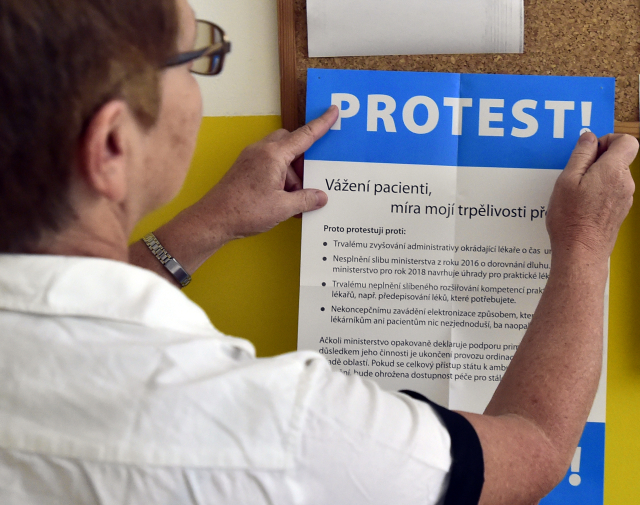 Pražská praktická lékařka Dagmar Škrhová se připojila k symbolickému protestu proti nárůstu byrokracie a podfinancování praxí. Ordinace zůstaly otevřené, lékaři měli na rukávech černé pásky.