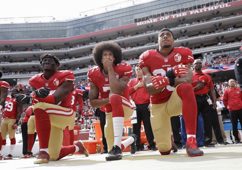 Colin Kaepernick a jeho spoluhráči protestují proti rasismu.