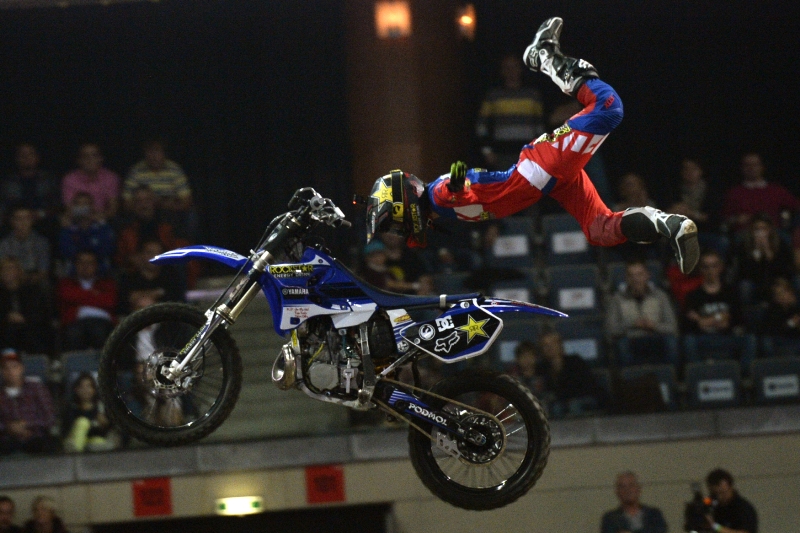Libor Podmol připravuje front flip, neboli salto vpřed.