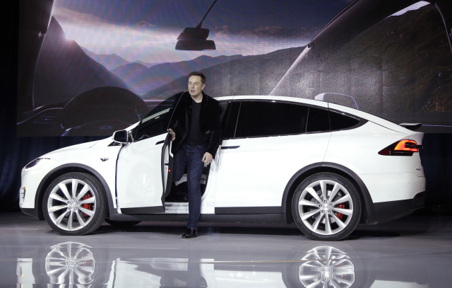 Vizionář Elon Musk a Tesla model X.