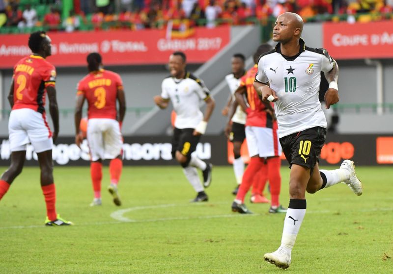 Útočník Ghany André Ayew v zápase s Ugandou.