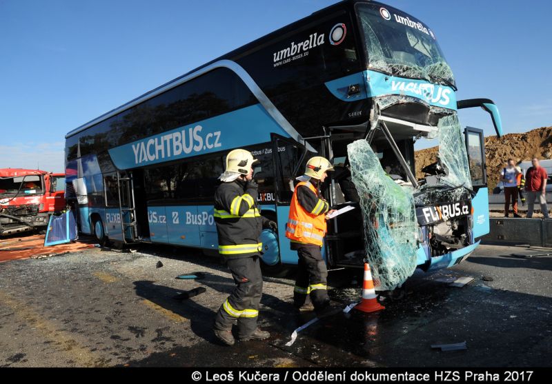 Nabouraný autobus.