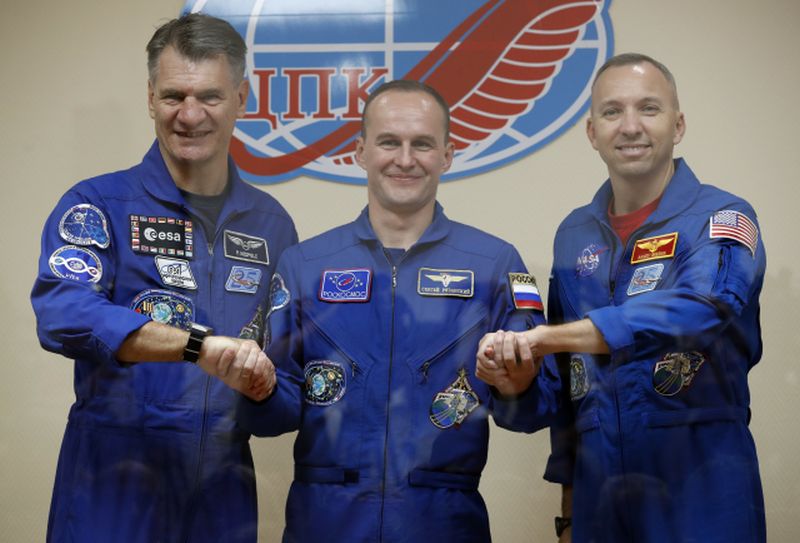 Zleva: italský astronaut Paolo Nespoli, ruský kosmonaut Sergey Ryazanskiy a americký astronaut Randy Bresnik. 