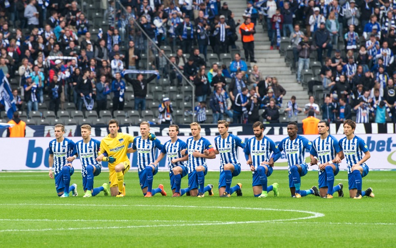 Hertha Berlín začala zápas s Schalke protestním gestem.