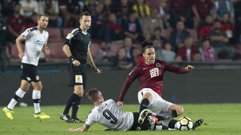 Fotbalista Sparty Václav Kadlec v duelu s Plzní. 