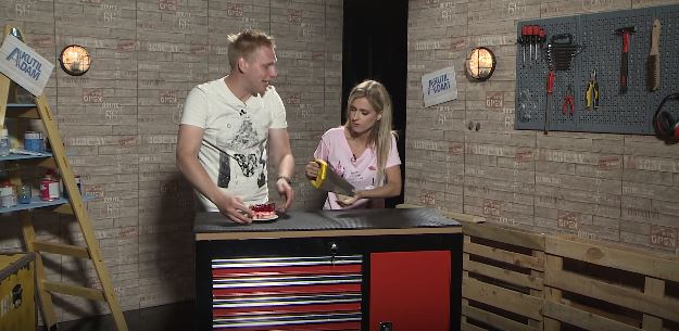 Kutilové Adam a Lucie poradí, jak snadno nakrájet dort bez nože. Kutilové Adam a Lucie poradí, jak snadno nakrájet dort bez nože.