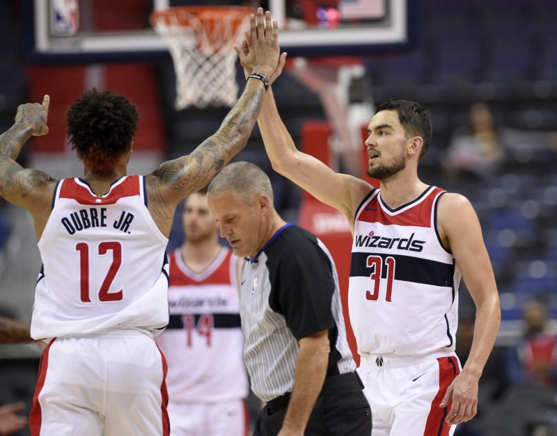 Tomáš Satoranský (vpravo) se raduje v dresu Washingtonu.