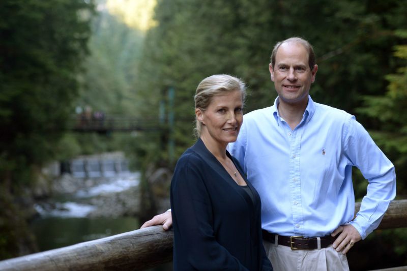 Britský princ Edward s manželkou Sophií Rhys-Jonesovou.