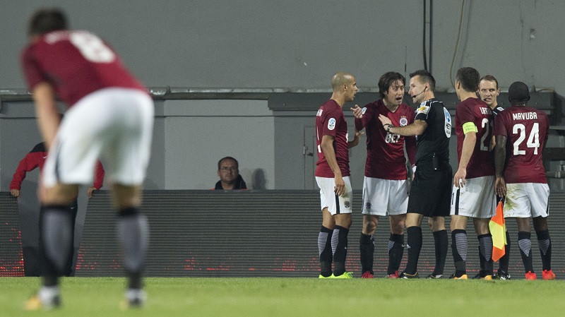 Sparťanští fotbalisté žádají penaltu po ruce Plzně.