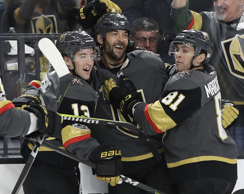 Nováčkům z Las Vegas se zatím v NHL daří.