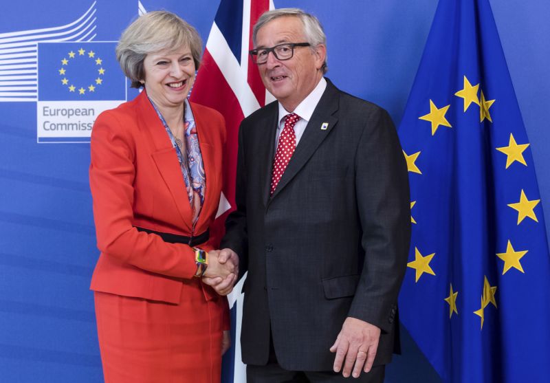 Theresa May a Jean-Claude Juncker. Theresa May a Jean-Claude Juncker.