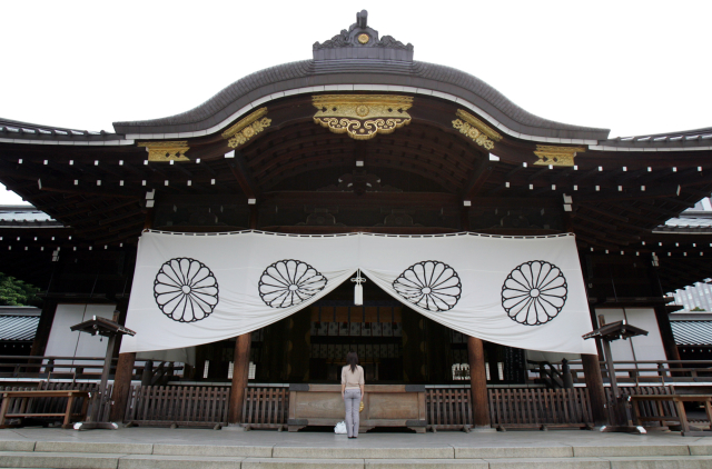 Kontroverzní šintoistická svatyně Jasukuni v Tokiu, která je zasvěcena Japoncům padlým ve válkách 19. a 20. století a kde jsou i urny popravených válečných zločinců.