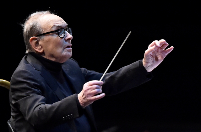 Italský filmový hudební skladatel Ennio Morricone.
