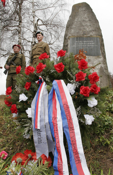 Pietním aktem u pomníku nadporučíka Adolfa Opálky si lidé v Ořechově na Jihlavsku připomínají anglický výsadek operace Out Distance v roce 1942. Třem parašutistům vycvičeným v Anglii k sabotážním akcím na území okupované republiky se tehdy podařilo z Vysočiny uniknout. Později je však čekal tragický osud.