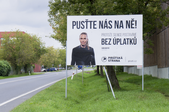 Billboard Pirátské strany v předvolební kampani do Poslanecké sněmovny.