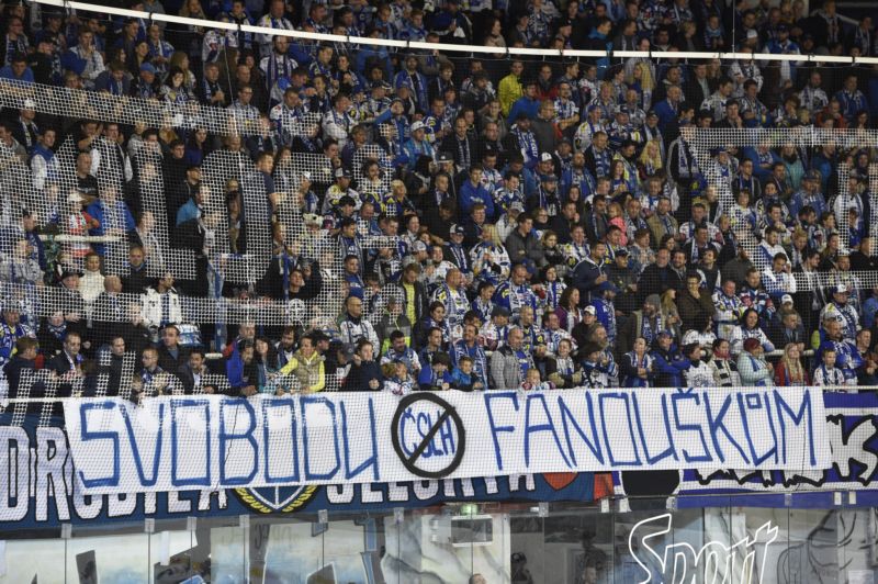 Fanoušci protestují proti novému disciplinárnímu řádu.