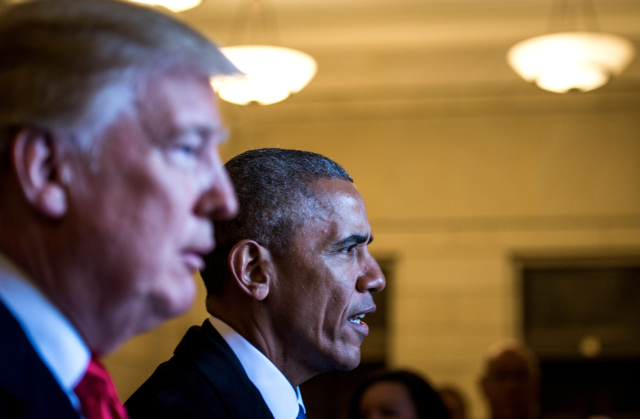 Americký prezident Donald Trump (vlevo) a bývalý prezident Barack Obama.