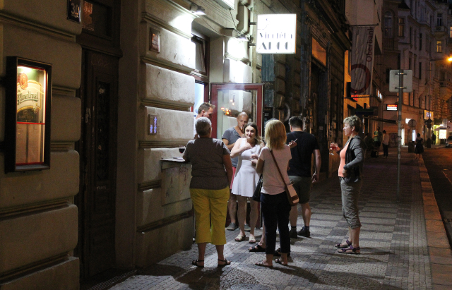 Zákaz kouření v restauracích má i pozitivní efekt. Dříve liduprázdná ulice Dukelských hrdinů je nyní večer i v noci plná bavících se lidí, kteří kouří před bary a restauracemi. Hloučky kuřáků však vyvolávají obavy z rušení nočního klidu.