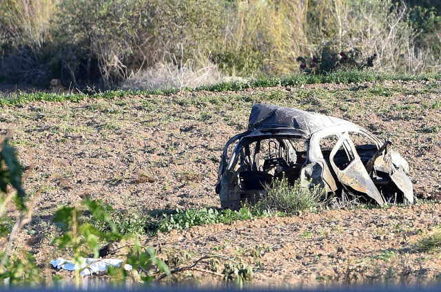 Snímek automobilu po výbuchu.