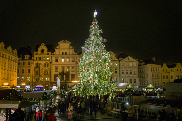 Vánoční trhy a strom na Staroměstském náměstí v Praze. Vánoční trhy a strom na Staroměstském náměstí v Praze.