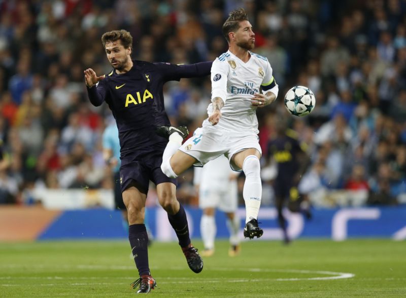 Llorente v souboji s Ramosem v zápase Ligy mistrů mezi Realem a Tottenhamem.