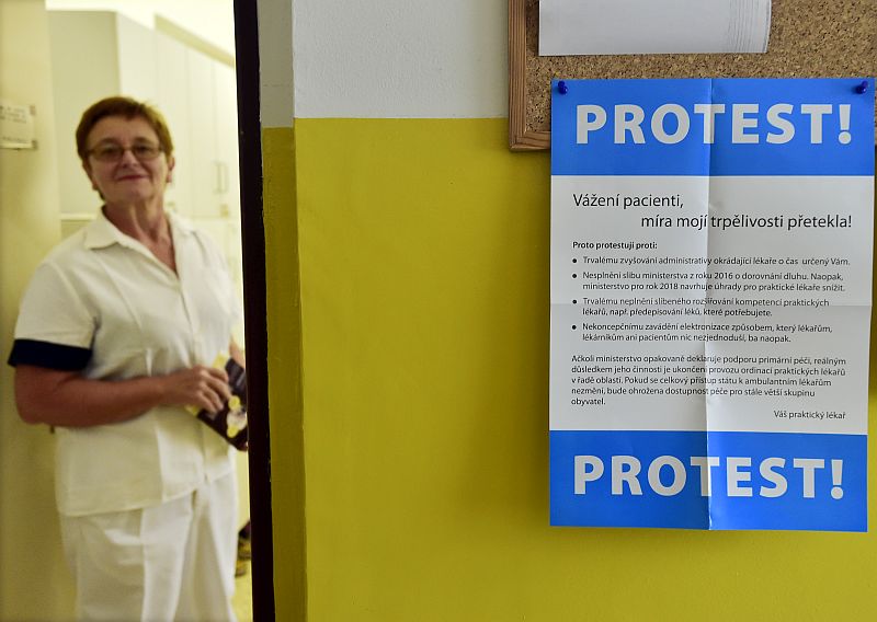 Pražská praktická lékařka Dagmar Škrhová se 10. října připojila k symbolickému protestu proti nárůstu byrokracie a podfinancování praxí. Ordinace zůstaly otevřené, lékaři měli na rukávech černé pásky.