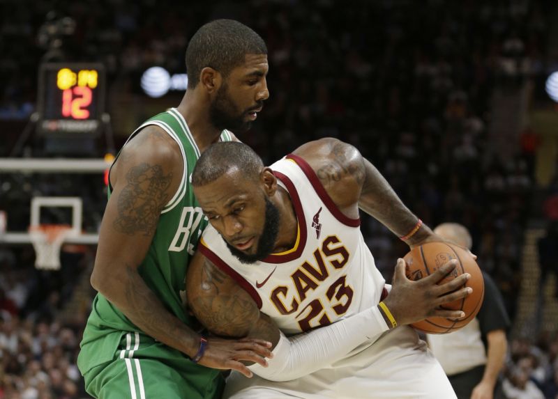 Hvězda Clevelandu LeBron James (v bílém).