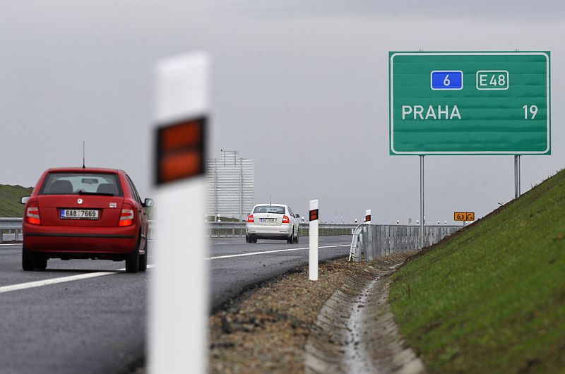 Dálnice D6 byla na osmém kilometru na Prahu zhruba hodinu uzavřena, v úseku mezi Unhoští a Jenčí se stalo několik dopravních nehod. Dálnice D6 byla na osmém kilometru na Prahu zhruba hodinu uzavřena, v úseku mezi Unhoští a Jenčí se stalo několik dopravních nehod.