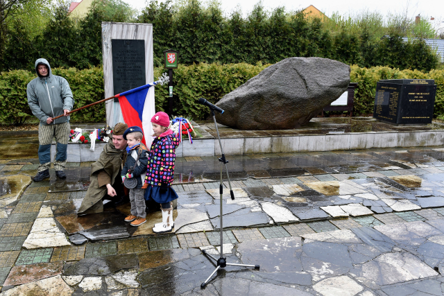 Památník u bludného balvanu (na snímku z 28. dubna). Památník u bludného balvanu (na snímku z 28. dubna).