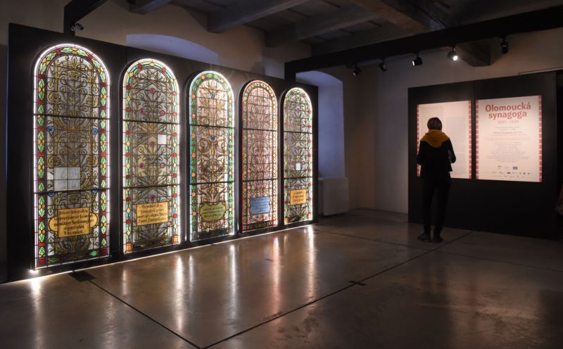 Na snímku původní vitráže ze synagogy v Olomouci, v současnosti jsou umístěny ve zrekonstuované synagoze v Lošticích na Šumpersku. Na snímku původní vitráže ze synagogy v Olomouci, v současnosti jsou umístěny ve zrekonstuované synagoze v Lošticích na Šumpersku.