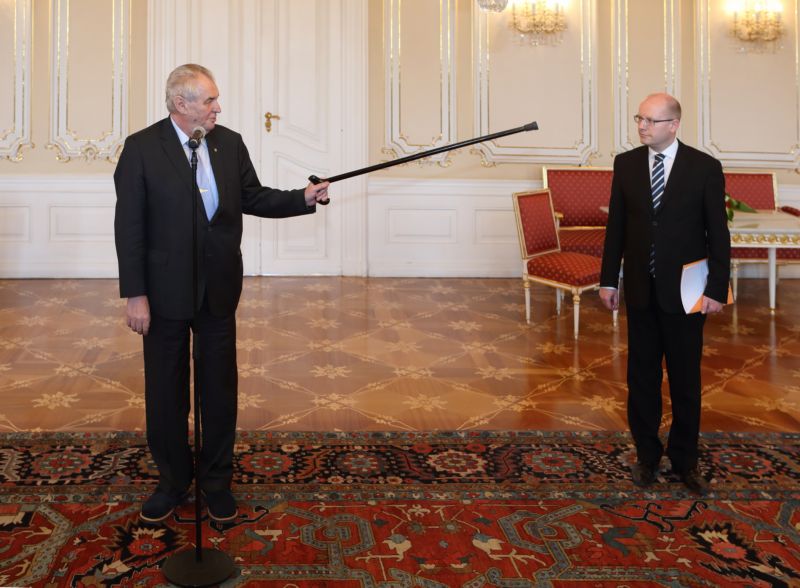 Snímek s názvem Támhle je mikrofón, jehož autorem je fotograf časopisu Týden Robert Sedmík.