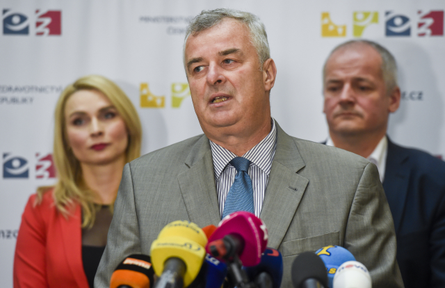 Zleva: náměstkyně ministra zdravotnictví Lenka Teska Arnoštová, ředitel Státního ústavu pro kontrolu léčiv Zdeněk Blahuta a náměstek ministra pro zdravotní péči Roman Prymula.
