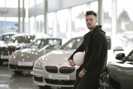 Zapůjčeným autem z AAA Auto jezdí i fotbalový reprezentant Václav Kadlec.