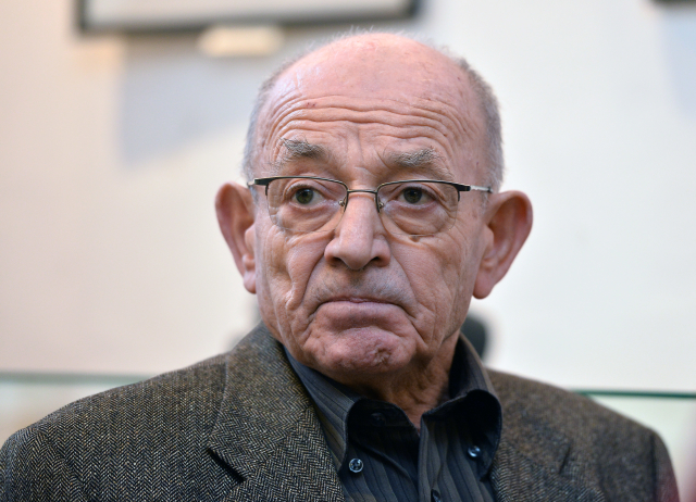 Tehdejší disident a exministr obrany Luboš Dobrovský.