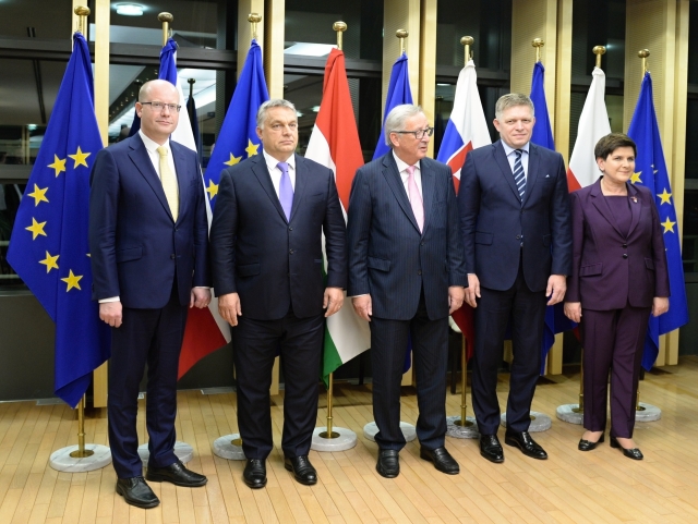Zleva premiéři ČR a Maďarska Bohuslav Sobotka a Viktor Orbán, předseda Evropské komise Jean-Claude Juncker, předseda slovenské vlády Robert Fico a polská premiérka Beata Szydlová.