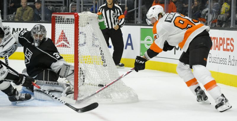 Jakub Voráček dobývá branku LA Kings.