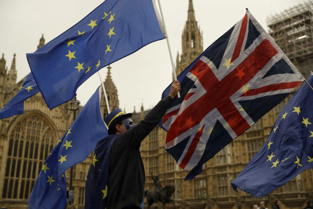 Vlajky EU a Velké Británie před britským parlamentem.