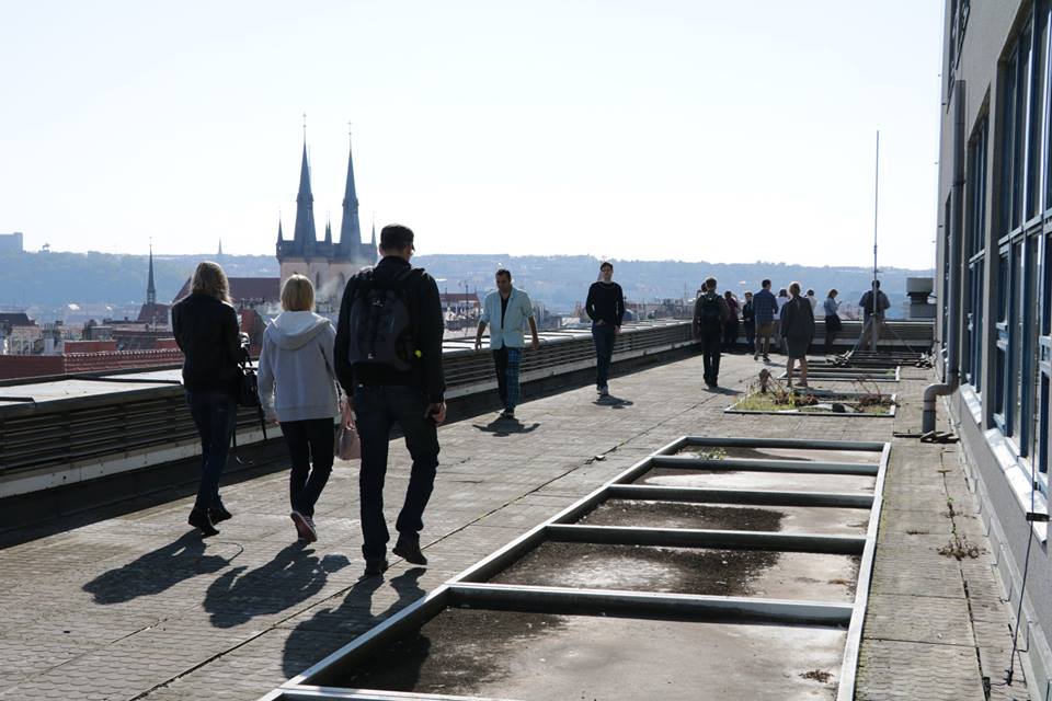 Milovníci architektury se sešli při komentovaných prohlídkách i dílnách. Veletržním palácem prováděla kurátorka NG Radomíra Sedláková.