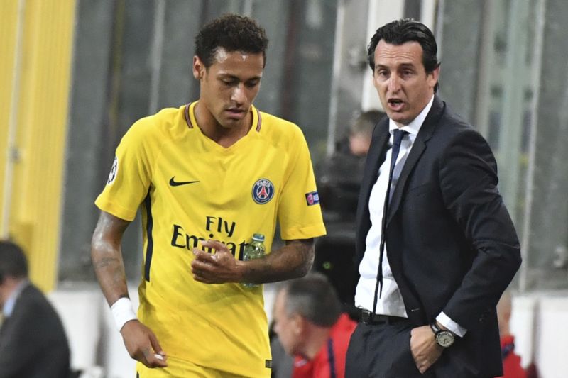 Největší hvězda PSG Neymar s trenérem Emerym.