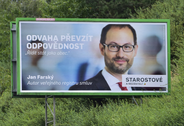 Billboard hnutí Starostové a nezávislí pro letošní sněmovní volby s portrétem celostátního lídra Jana Farského.