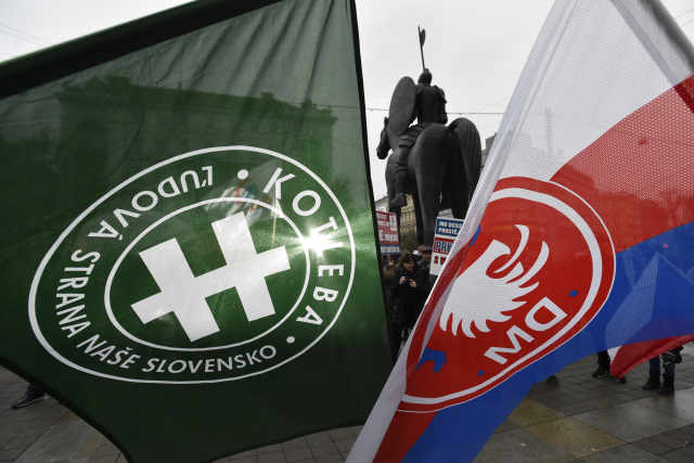 Příznivci Dělnické strany sociální spravedlnosti a Dělnické mládeže demonstrovali v Brně u sochy Jošta Moravského při příležitosti výročí 17. listopadu 1989. Účastníky akce přijeli podpořit také stoupenci strany Kotleba - Lidová strana Naše Slovensko.