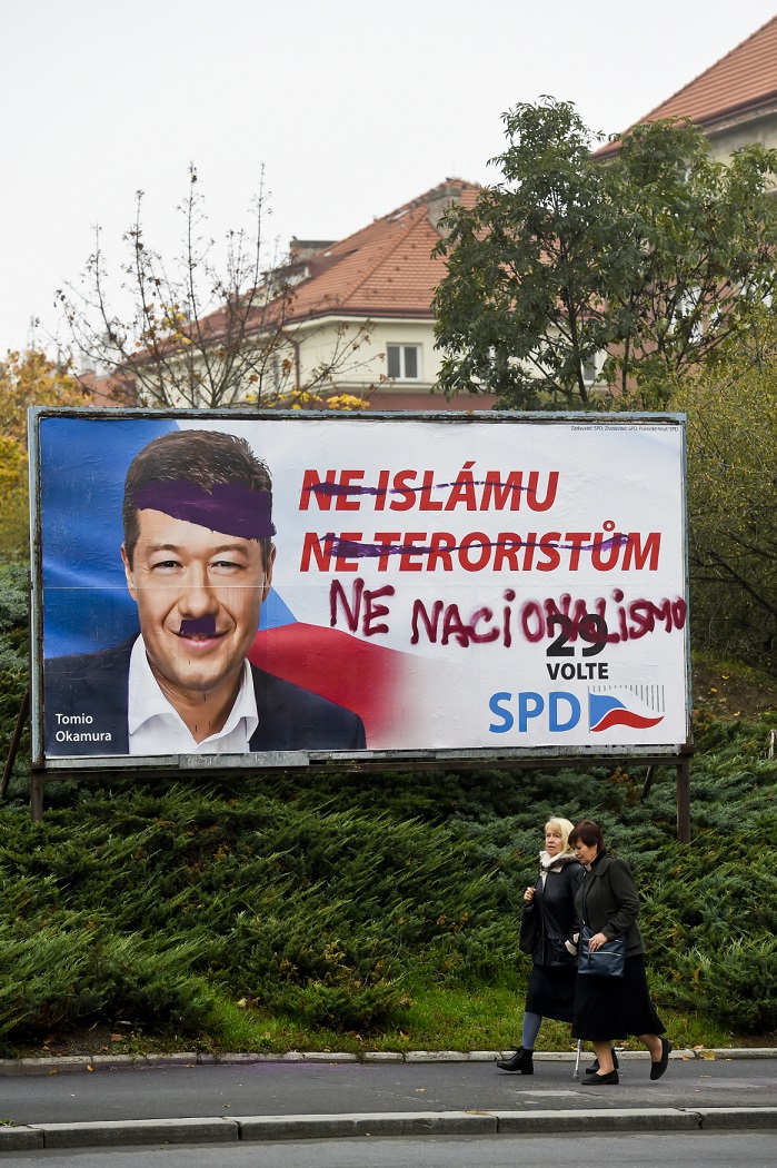 Pomalovaný předvolební billboard se sloganem Ne islámu, ne teroristům a předsedou hnutí Svoboda a přímá demokracie (SPD) Tomiem Okamurou v ulici Jana Želivského v Praze. Pomalovaný předvolební billboard se sloganem Ne islámu, ne teroristům a předsedou hnutí Svoboda a přímá demokracie (SPD) Tomiem Okamurou v ulici Jana Želivského v Praze.