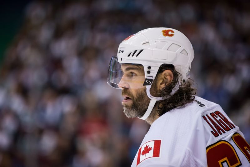 Jaromír Jágr by měl nastoupit po boku největších útočných hvězd Calgary - Seana Monahana a Johnnyho Gaudreaua. Jaromír Jágr by měl nastoupit po boku největších útočných hvězd Calgary - Seana Monahana a Johnnyho Gaudreaua.