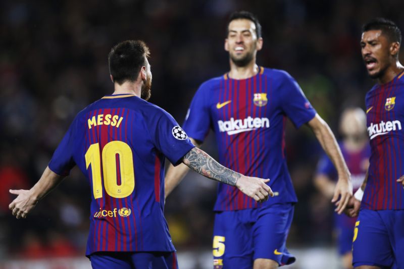 Lionel Messi se raduje z gólu do sítě Olympiakosu.