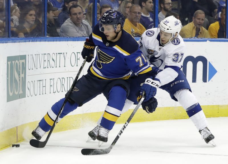 Hokejista Vladimír Sobotka v jednom ze zápasů NHL.