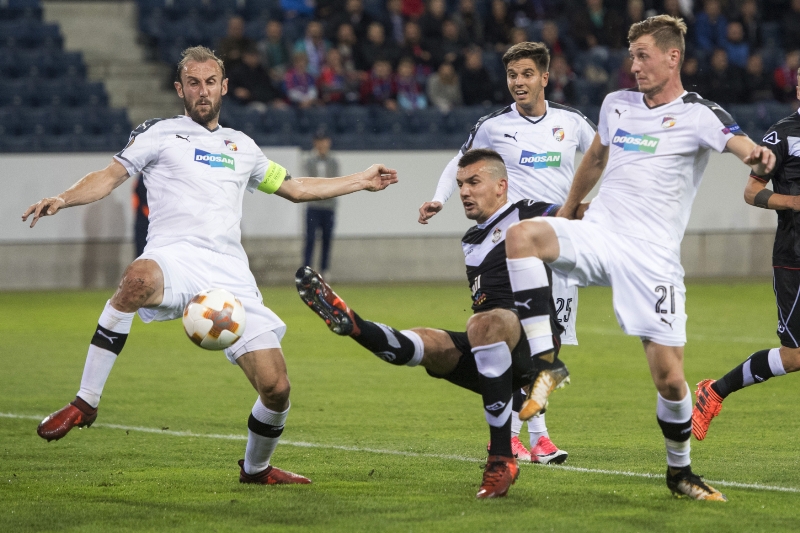 Plzeňská obrana v čele s Romanem Hubníkem měla s útočníky Lugana problémy.